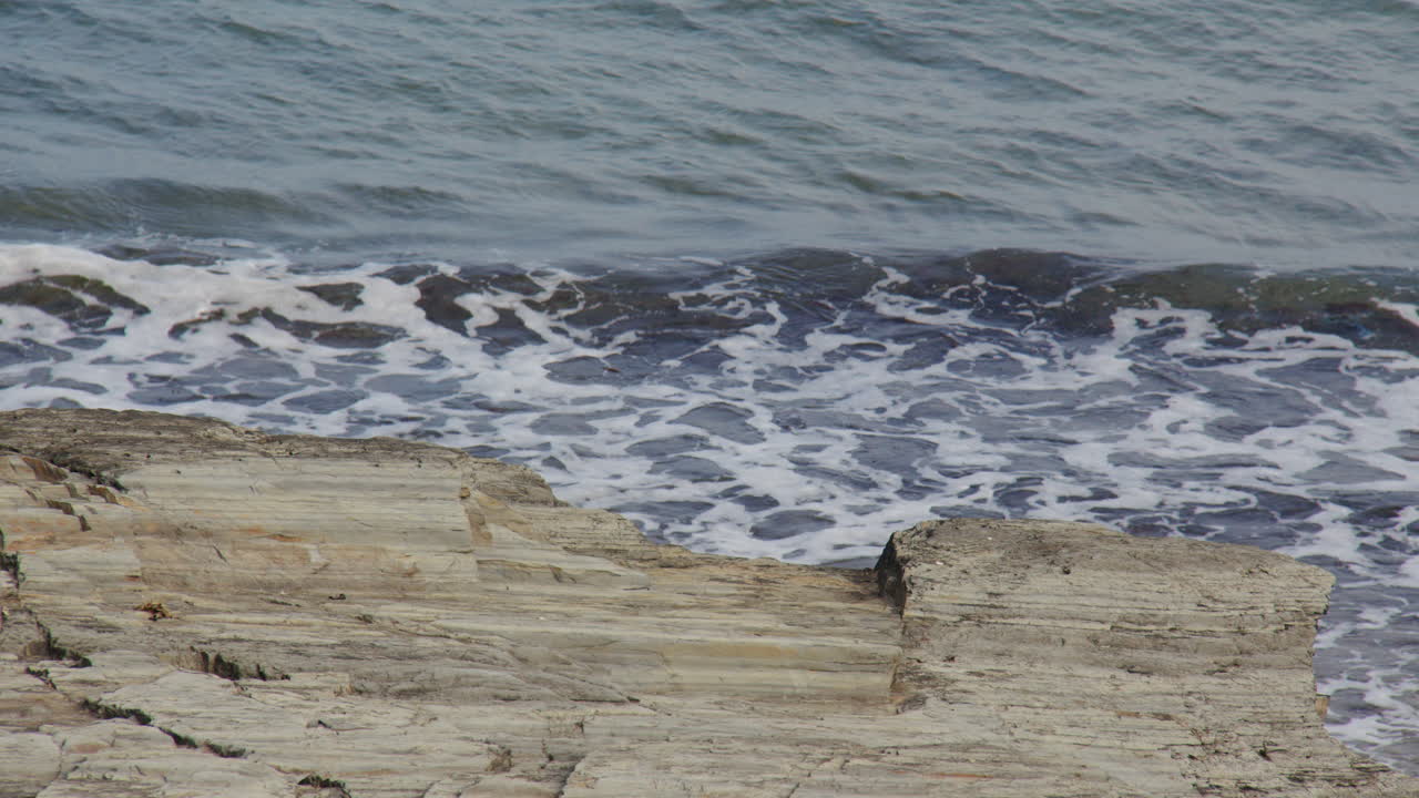 바위와 전경이 있는 파도치는 장면