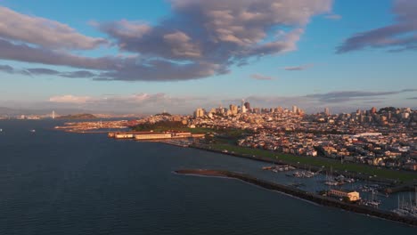 Drohnen-Luftbild-Mit-Schwenk-Nach-Rechts-Zeigt-Ganz-San-Francisco-Bei-Sonnenuntergang