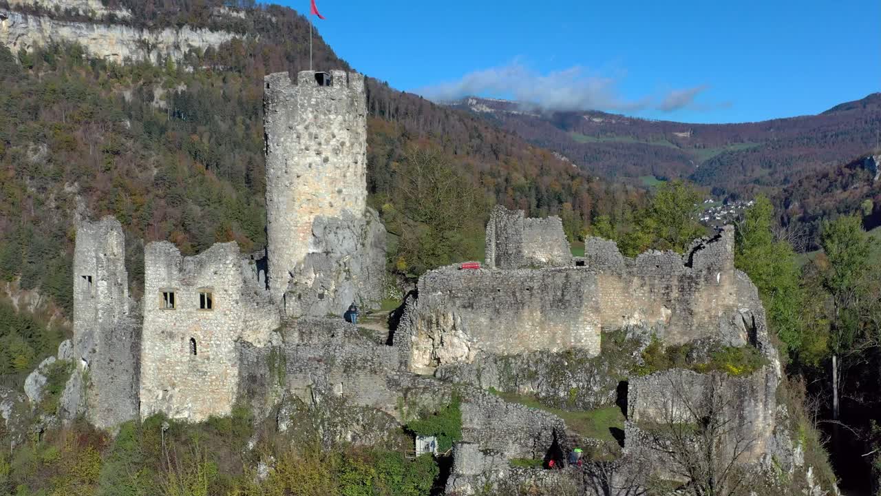 ruina del castillo neu-falkenstein cerca de balsthal suiza vista aérea