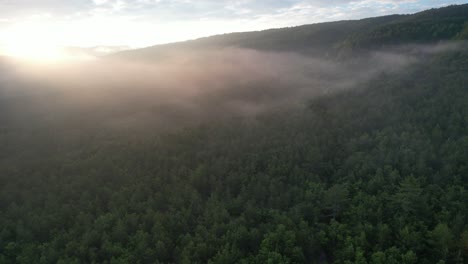 Malerischer-Nebliger-Blick-Auf-Die-Berge-Bei-Sonnenaufgang