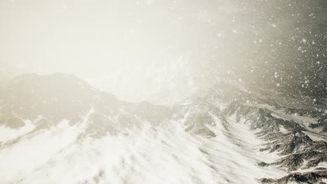 Starker-Schneefall,-Konzentriert-Auf-Die-Schneeflocken,-Berge-Im-Hintergrund
