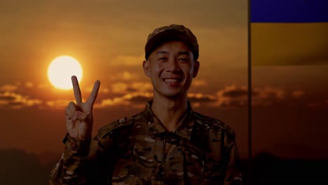 soldado ucraniano con un signo de paz al atardecer