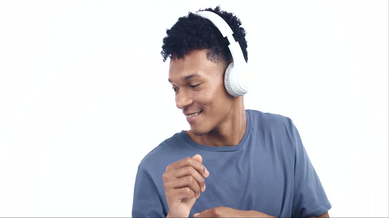 cara de hombre, auriculares y baile en el estudio para