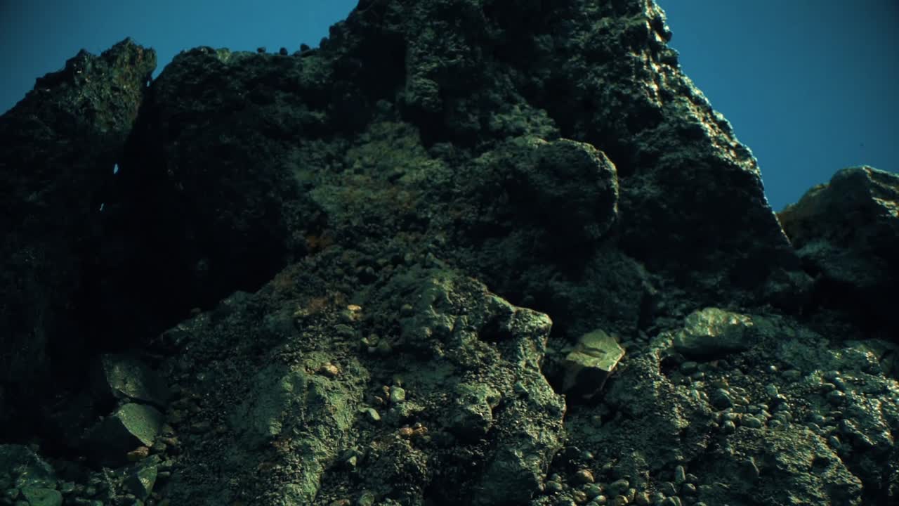 una estructura que se asemeja a una montaña volcánica se encuentra contra un telón de fondo de oscuridad, capturando el concepto de poder y misterio