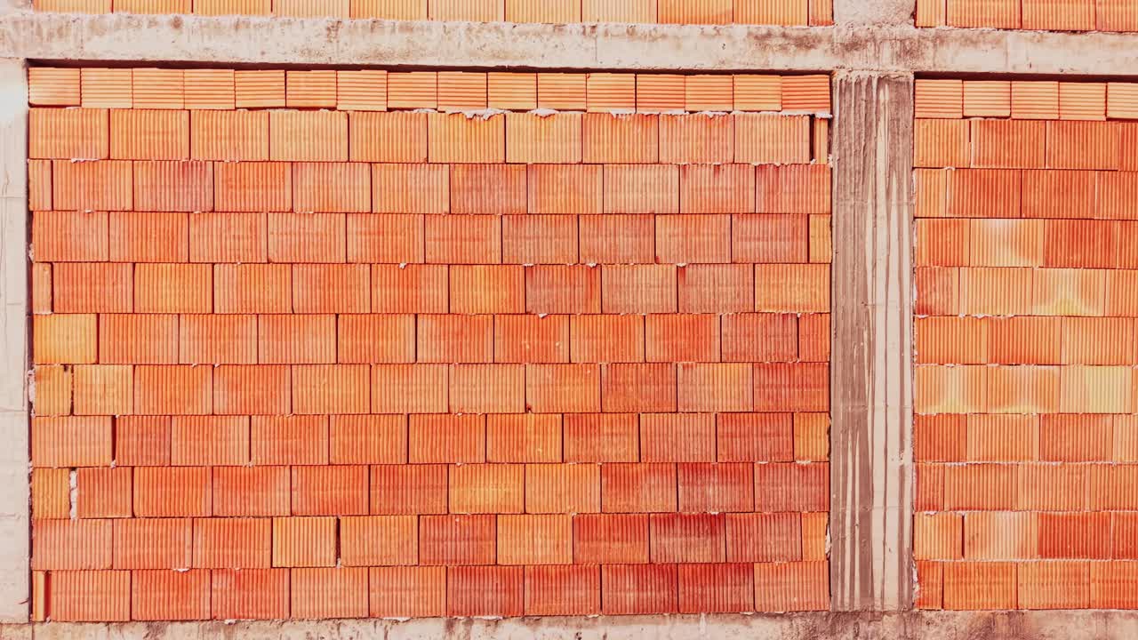 Verticale opname van rode bakstenen muur en betonnen constructie