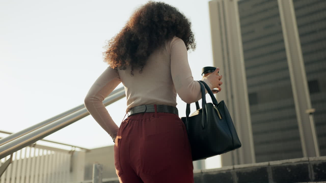 Negócios, mulher e passos caminhando com café