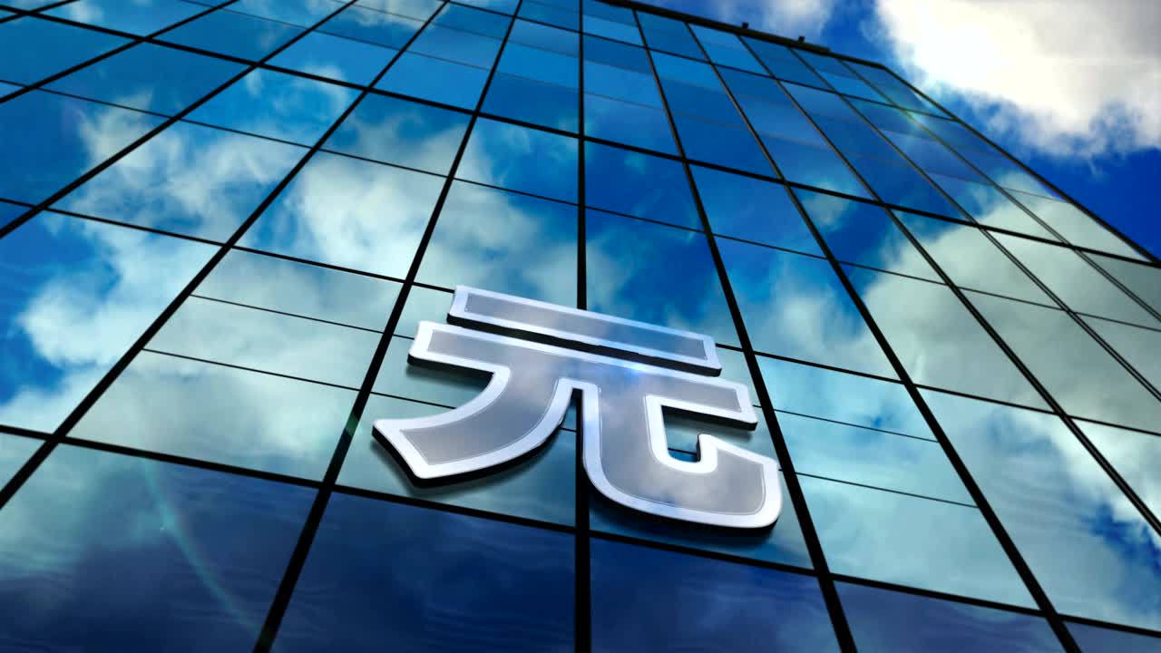 símbolo del yuan chino en un rascacielos de vidrio con animación de bucle del cielo espejado