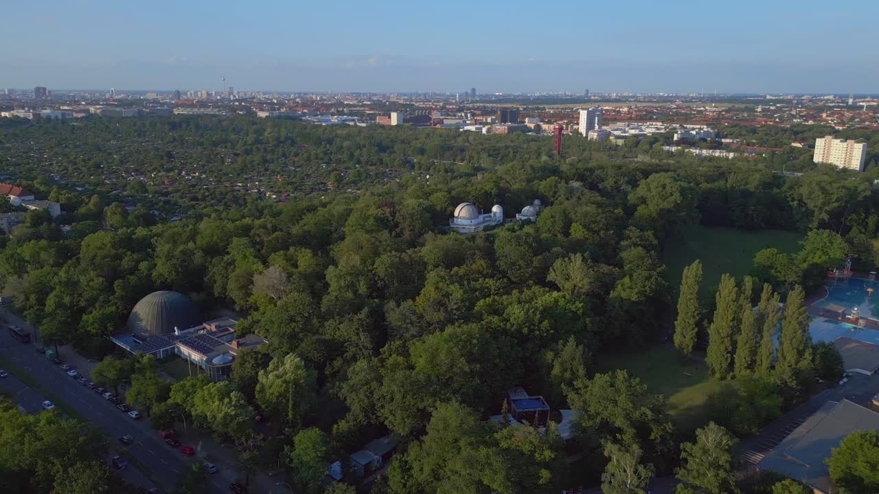 믿을 수 없는 위상 비행 베를린 시 천문대 독일 유럽, 2023년 여름