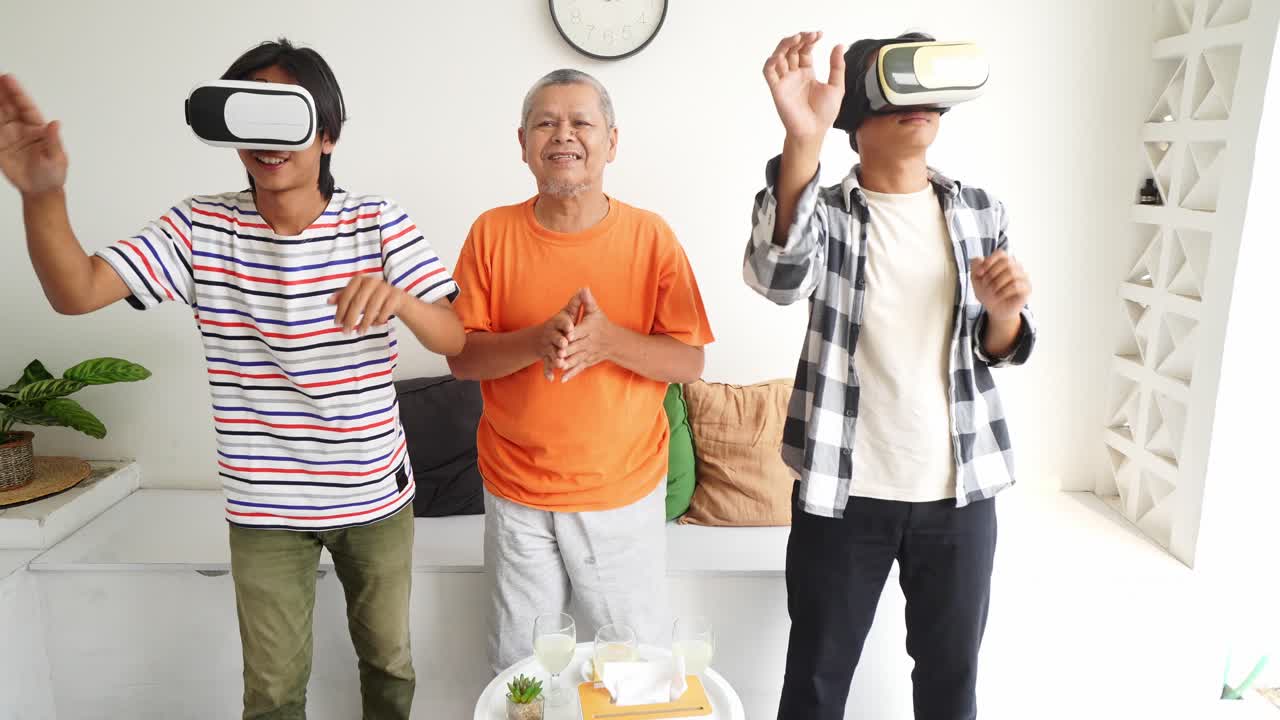 Padre e figli asiatici felici giocano ai videogiochi con occhiali VR e si danno il cinque a vicenda