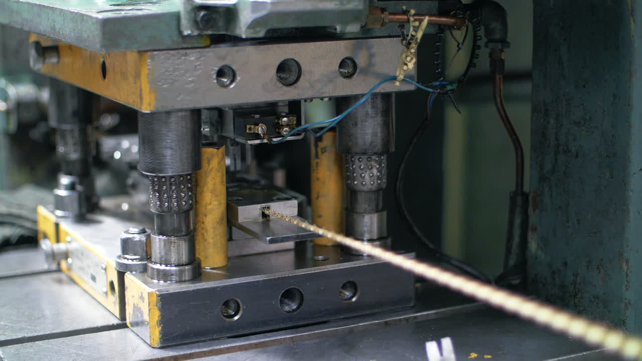 cadena de producción de máquinas industriales que producen metales en la fábrica.