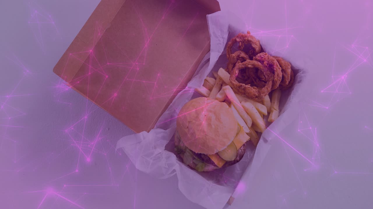 Sovrapposizione viola-rosa che pulsa, scorrendo su una scatola di cartone kraft aperta, evidenziando hamburger, patatine fritte e anelli di cipolla.