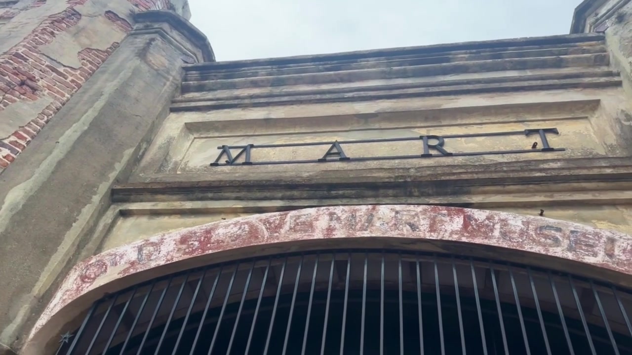 Primer plano panorámico con cámara en mano de la histórica señalización del Old Slave Mart en Charleston, Carolina del Sur. 4K a 30 FPS.