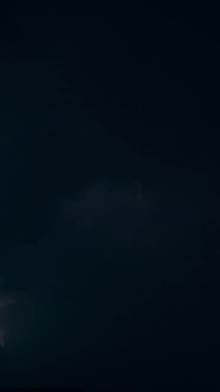 Lapso de tiempo de nubes de tormenta con relámpagos