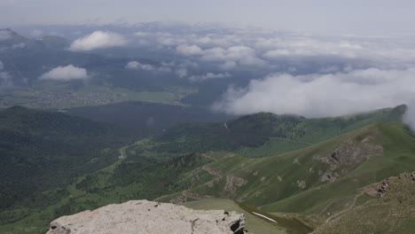 vista desde arriba a través de las nubes en el valle de la montaña