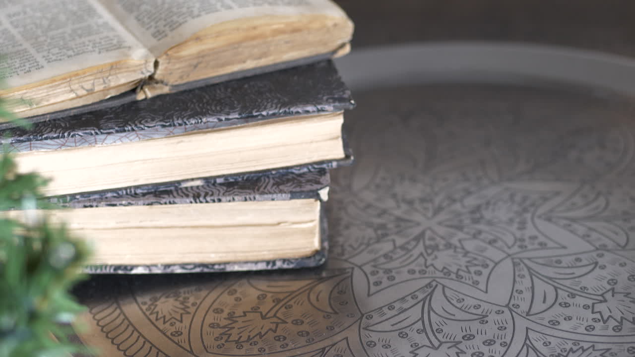 오래된 열린 책, 위로 기울이기