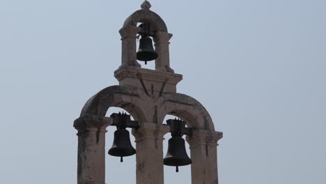 vista de cerca de la campana de la iglesia en dubrovnik, croacia