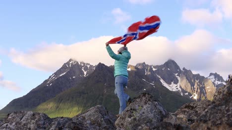 Mujer-Con-Una-Bandera-Ondeante-De-Noruega-En-El-Fondo-De-La-Naturaleza.