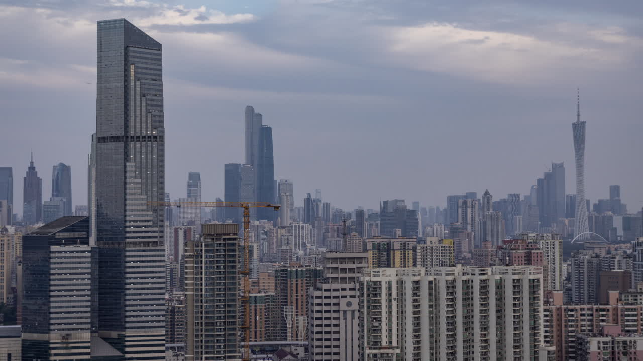 Horizonte Urbano Moderno com Arranha-céus em um Dia Nublado