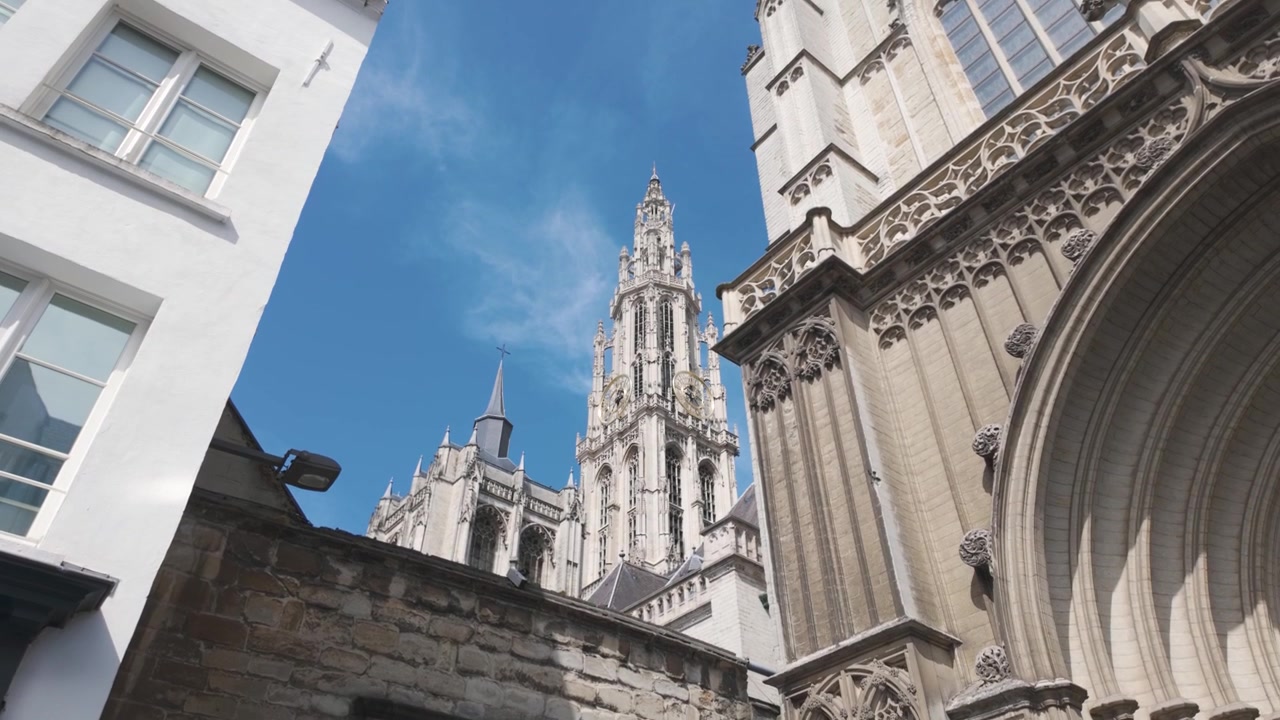 Imponente Cattedrale di Nostra Signora ad Anversa, Belgio, vista da un affascinante vicolo stretto.