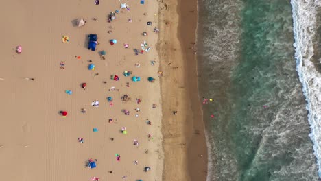 Vogelperspektive-Auf-überfüllten-Strand-Während-Der-Sommerferien---Drohnenaufnahme