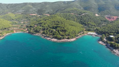 bahía de la isla de dalmacia en la costa del mar adriático