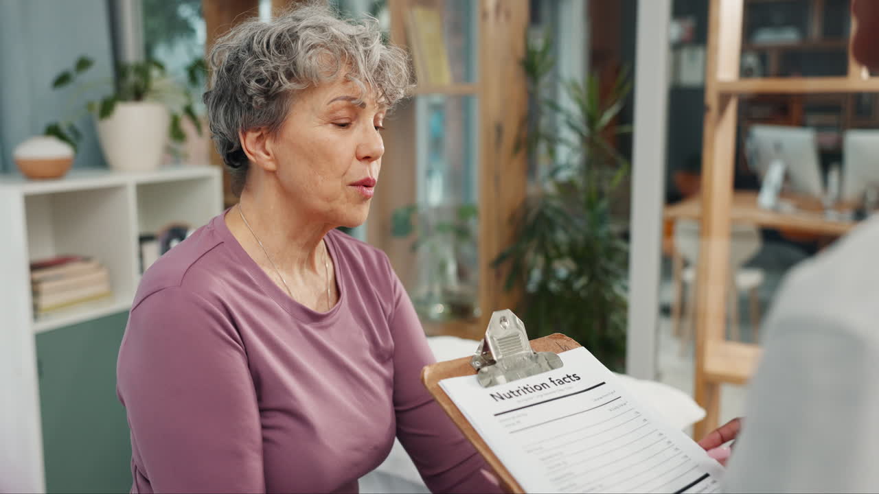 mujeres de edad avanzada, atención médica y asesoramiento nutricional