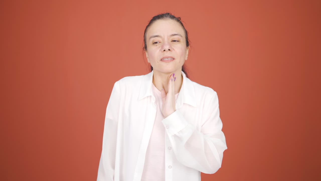 mujer con dolor de garganta.