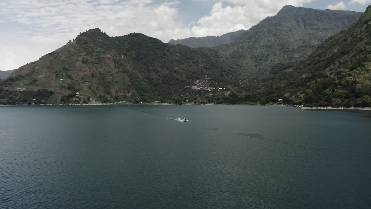 낮에 과테말라의 아티틀란 호수의 공중 전망 - 드론 샷