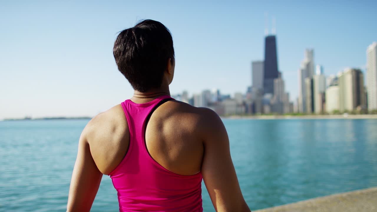 운동 후 휴식을 취하는 매력적인 민족 여성의 초상화
