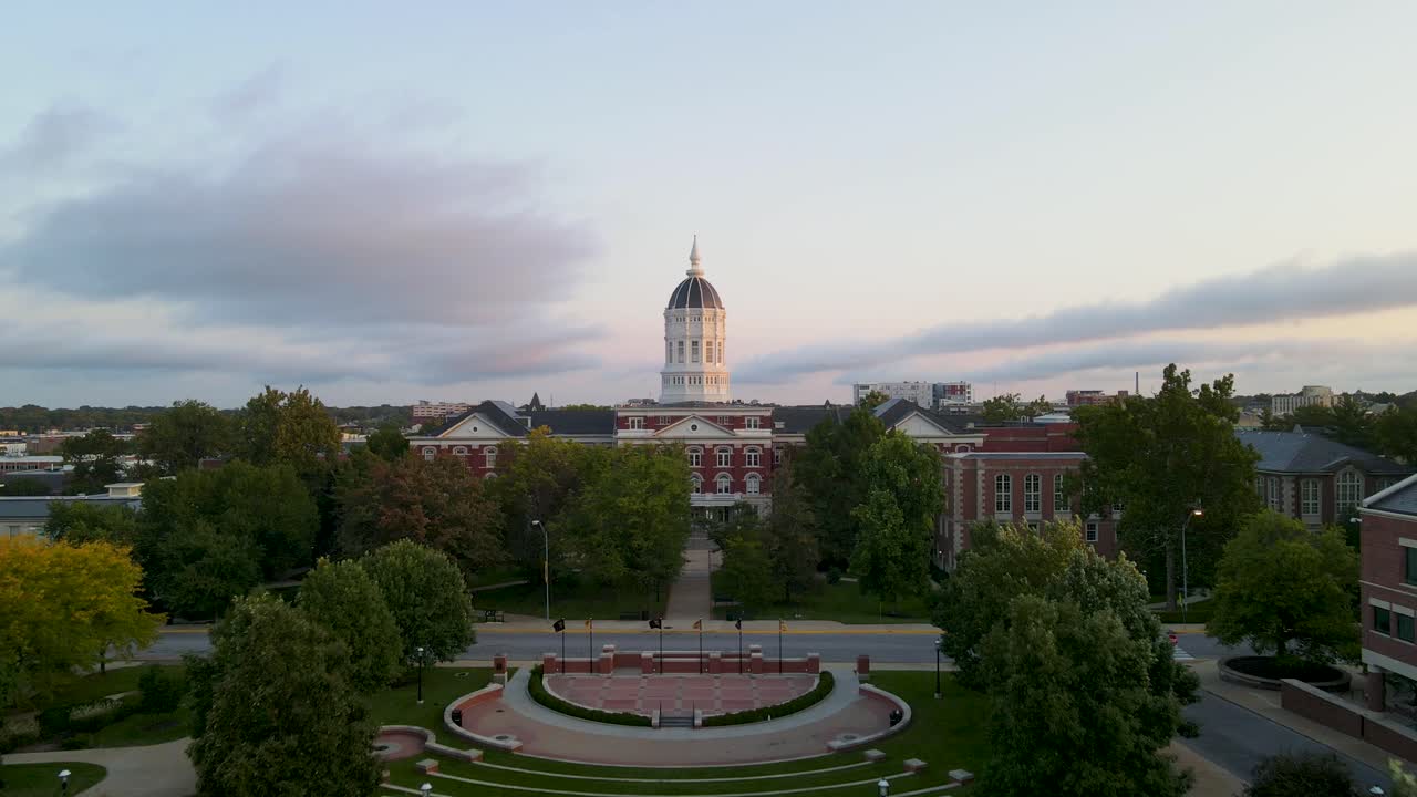 prestigioso campus universitario estadounidense en la universidad de missouri - vista aérea de vuelo de drones