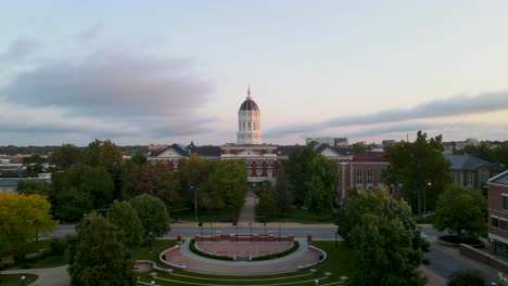 prestigioso campus universitario estadounidense en la universidad de missouri - vista aérea de vuelo de drones