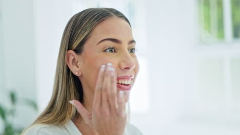 mujer feliz, cara y crema en el cuidado de la piel