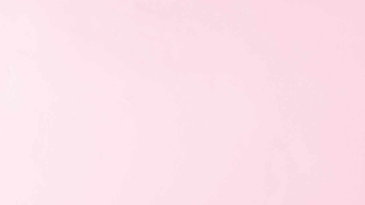 Rodajas de frutas frescas y maduras aparecen en el lado izquierdo de un tema rosa pastel. Stop motion