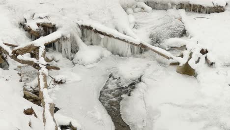 Wasserfalldetail-Mitten-Im-Gefrorenen-Wald