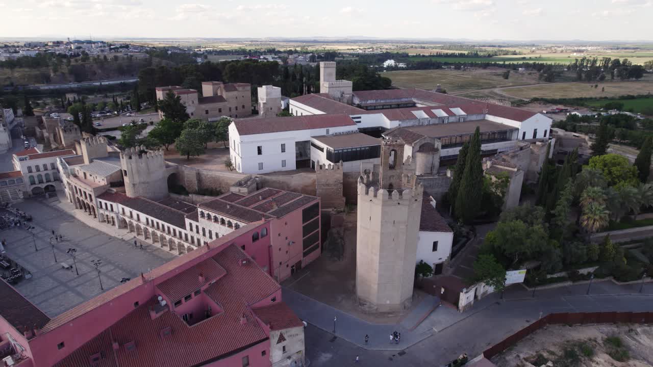 vista panorámica de la alcazaba de badajoz con campanario y famosa plaza, españa