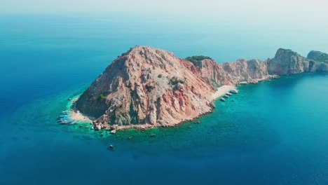 Vista-Aérea-De-Drones-4k-De-La-Isla-Suluada-En-El-Mar-De-Adrasan,-Antalya-–-Turquía