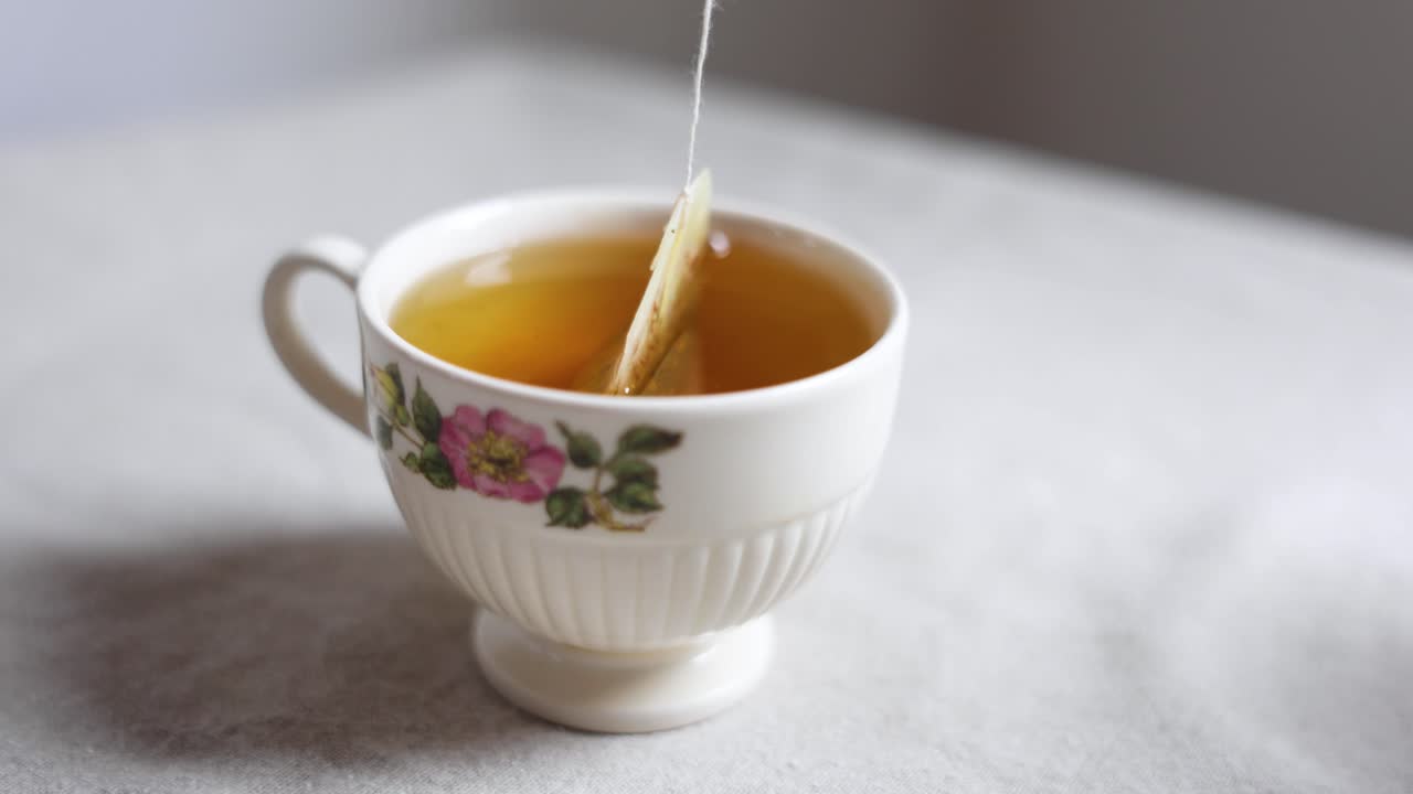Mettere in infusione una bustina di tè in una tazza calda di tisana