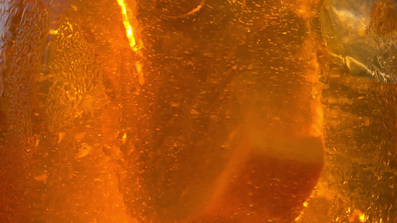 refrescante bebida de naranja al sol - 4k 60fps