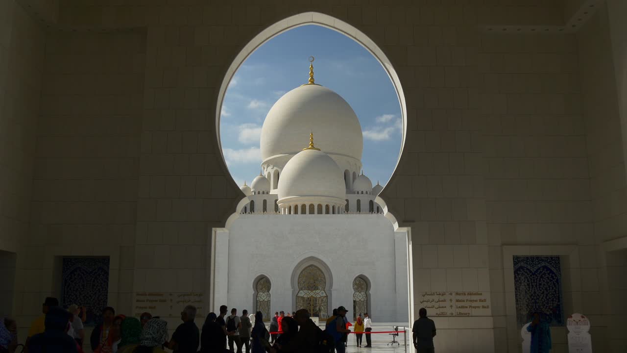 día soleado abu dhabi famosa mezquita arco cúpula principal sala llena de gente panorama 4k emiratos árabes unidos