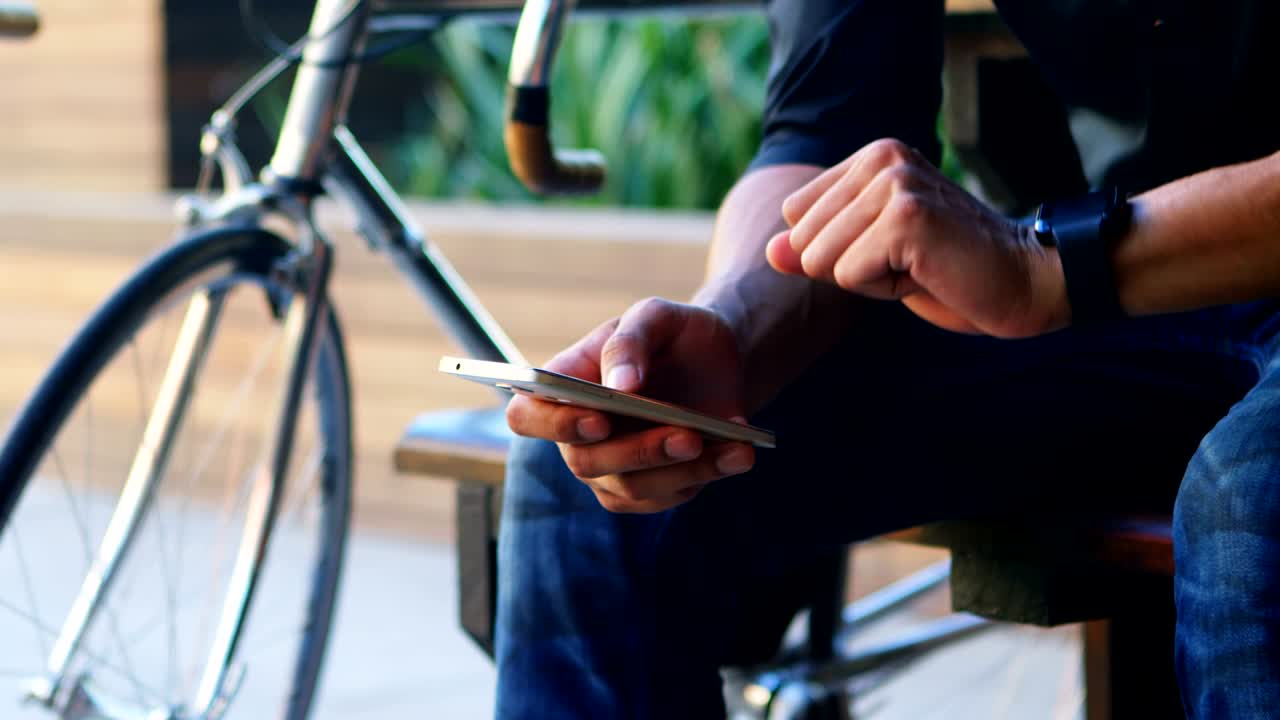 ⁇ 드폰을 사용하고 스마트워치 4k를 보는 남자