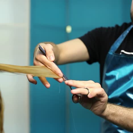 cortar el cabello en un salón de belleza