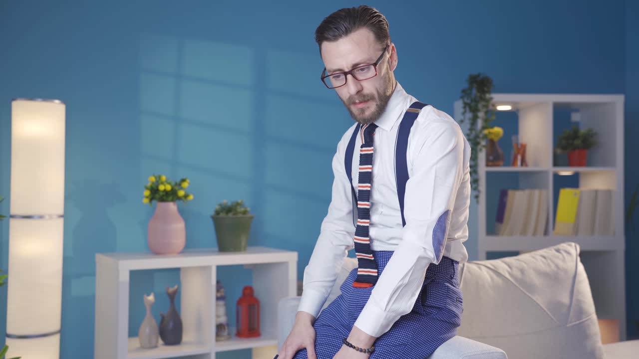 hombre adulto elegante y elegante solo en casa preocupado y llorando tristemente.