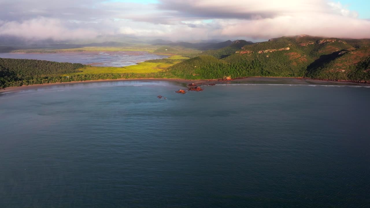 Hidden Valley Road Cape Hillsborough Milli Parkı alçak bulutlar Beachcomber Cove yolu Avustralya havadan drone doğa manzarası sabah gün doğumu güneşli Orchid Rock Twin Casuarina Plajı dalgalar ileri pan yukarı