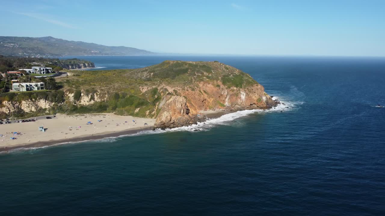 Point Dume, Malibu, Kalifornia. Koskematon rantaviiva trooppisessa paratiisissa. State Park Beach -alue. Merenrantakalliot ja hiekkaranta Tyynellämerellä. Etelä-Kalifornia