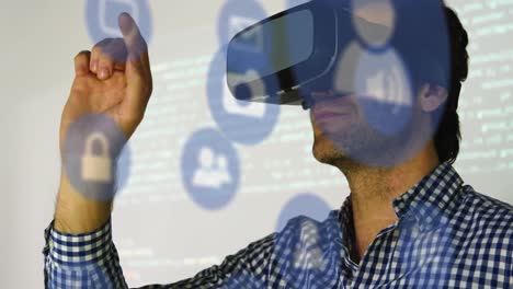 animación de iconos de las redes sociales sobre hombre de raza mixta que usa auriculares vr