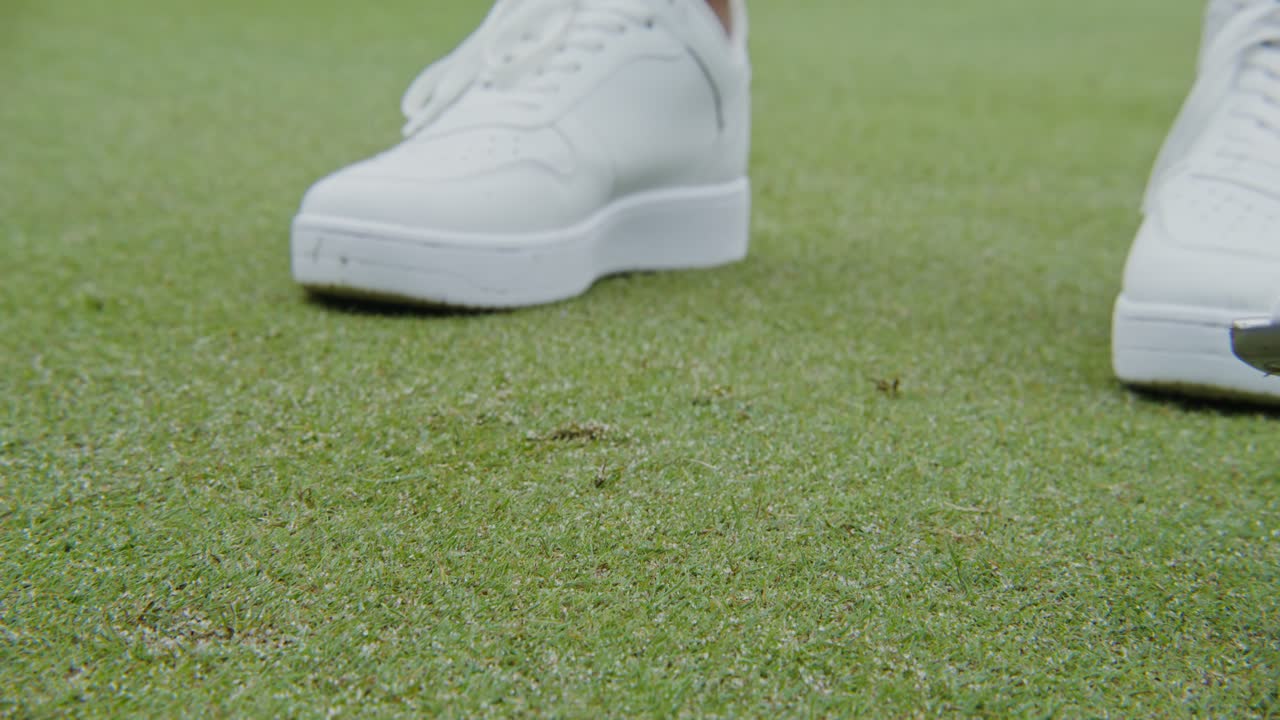 jugando al golf en el green