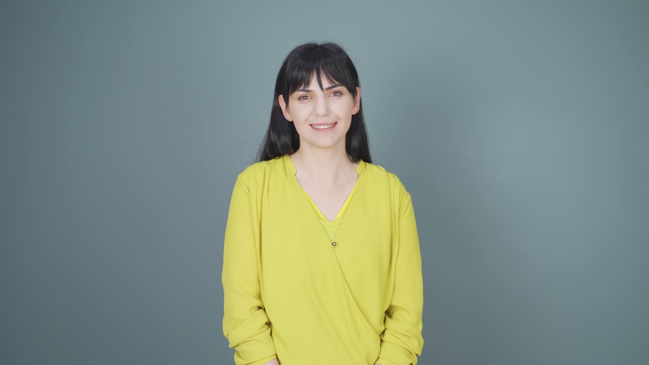 그 여자는 카메라에 "와우"라고 말합니다.