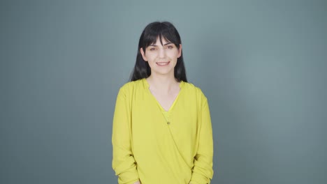 그 여자는 카메라에 "와우"라고 말합니다.