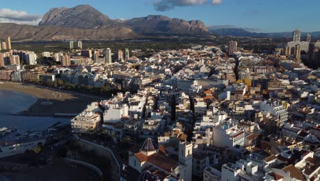 Aerial-dolly-out-revealing-set-of-waterfront-buildings-of-Benidorm-in-Alicante,-Spain