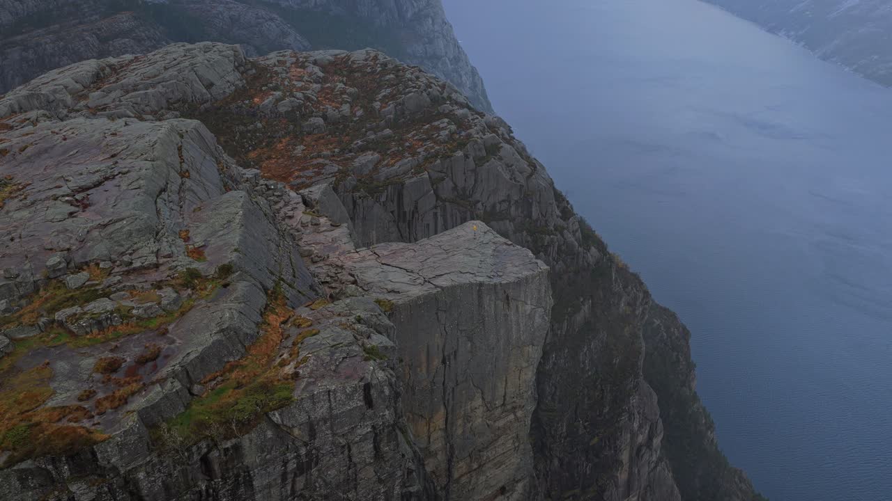 Preikestolen klippeformation over Lysefjord set fra himlen